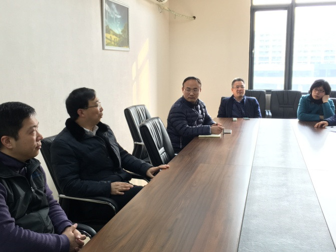 图3英国正版365首页姜斌院长和电气工程党支部党员们进行讨论和交流_副本.jpg